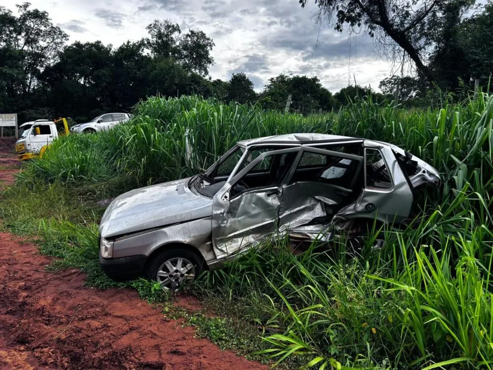 Acidente envolvendo caminhonete deixa Uno destruído e uma pessoa ferida na MS-040