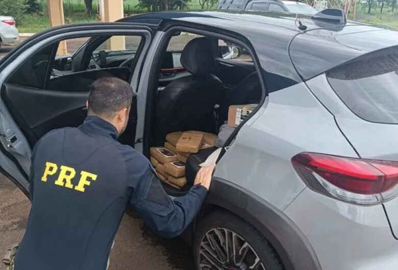 Mulher é flagrada transportando 72 quilos de maconha em veículo