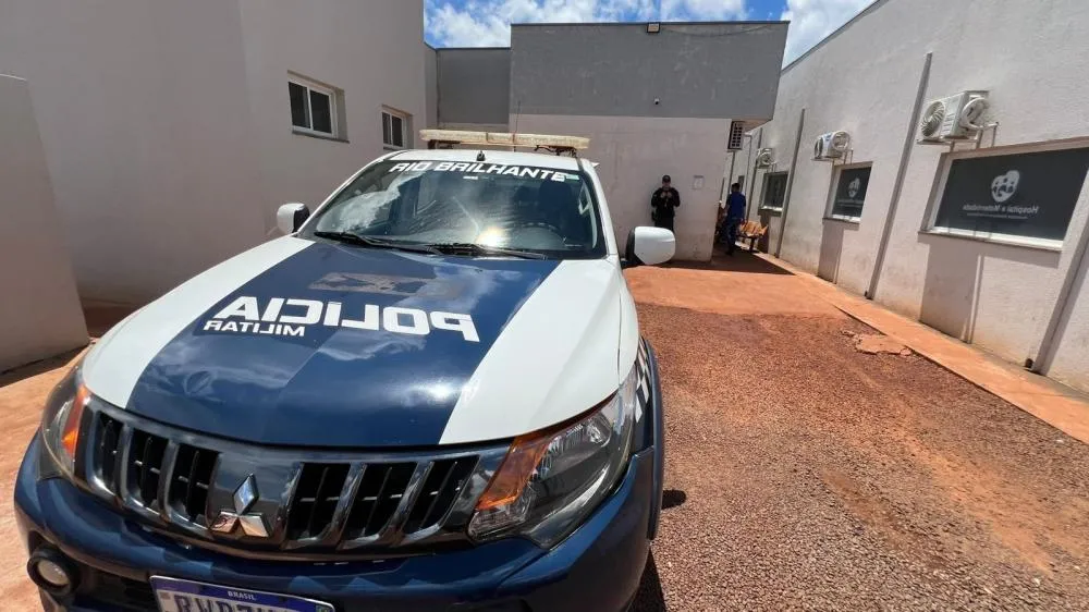 Homem leva golpe de facão no peito no momento em que pegava lenha
