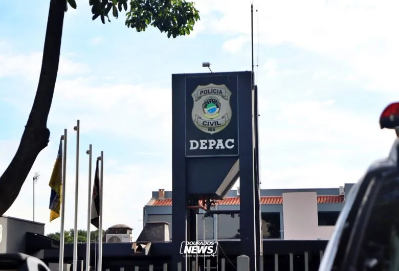 Jovem ameaça mãe e irmã com faca, se esconde debaixo da pia e acaba preso