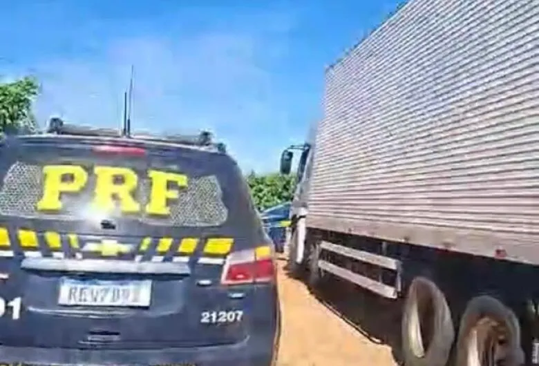 Caminhão roubado no PR é encontrado abandonado às margens de rodovia em MS