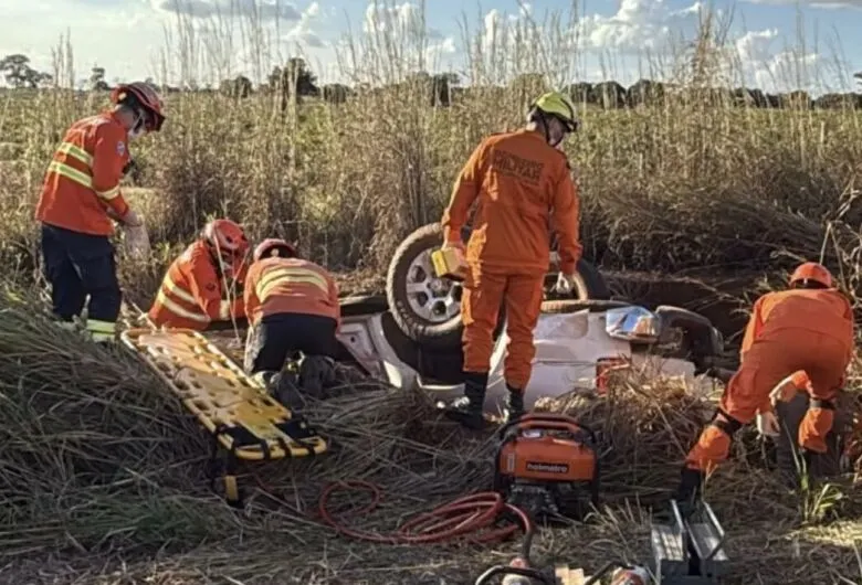 Carro capota e mulher fica presa às ferragens na MS-223 