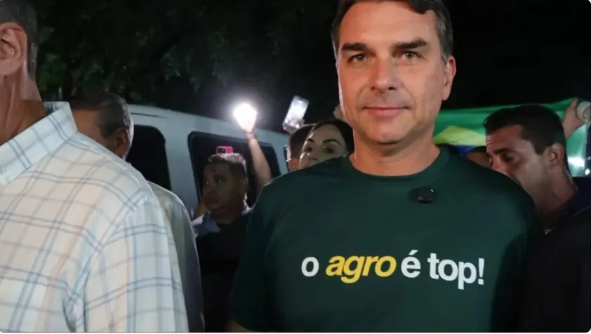Flávio Bolsonaro afirma que o PT é o “inimigo do Brasil” e que tem vice definido