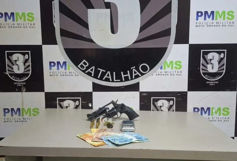 Jovem é preso em barbearia de Dourados acusado por tráfico de drogas e porte ilegal de arma