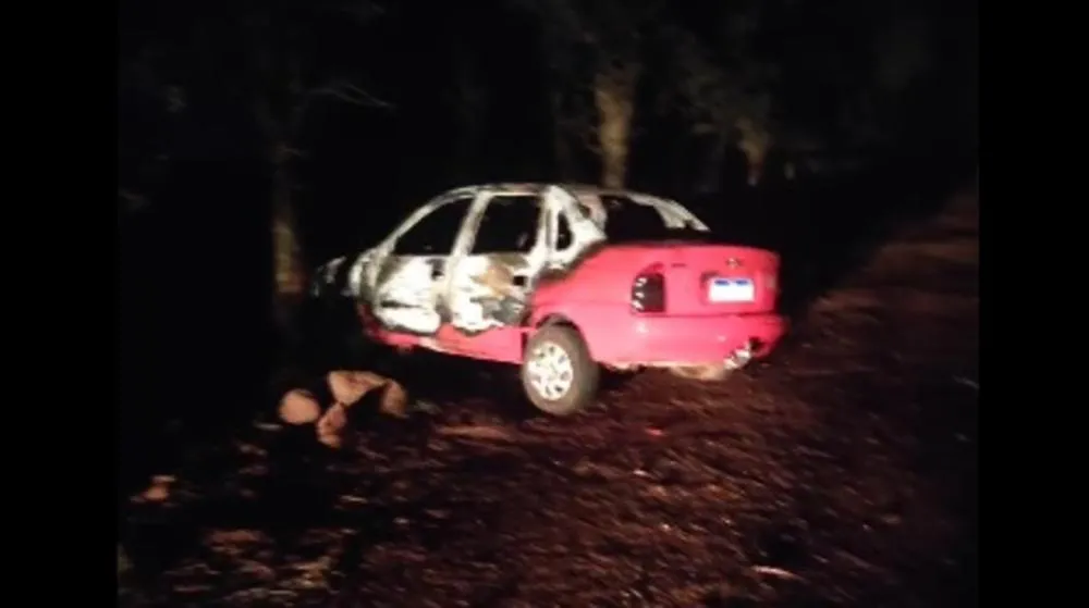 Corpo carbonizado em carro incendiado é de idoso morto a facadas e três irmãos são presos